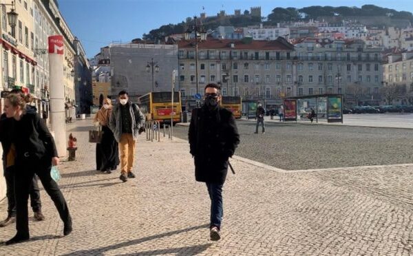 Quase 400 brasileiros com dificuldades em Portugal fazem fila para voltar ao país Quase 400 brasileiros com dificuldades em Portugal fazem fila para voltar ao país