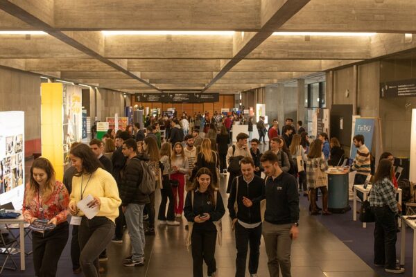 Porto de Emprego tem mais de 500 oportunidades para talentos universitários